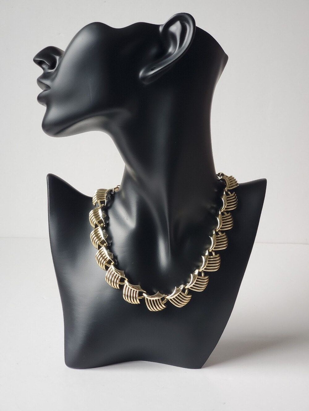 Vintage Coro Gold Tone Ribbed Fan Link Choker Necklace MCM